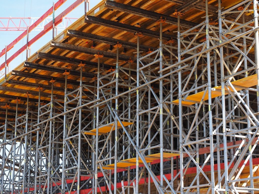 Échafaudage de chantier avec plateaux et étais