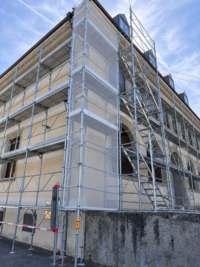 Échafaudage avec escalier d'accès sur la façade d'un bâtiment