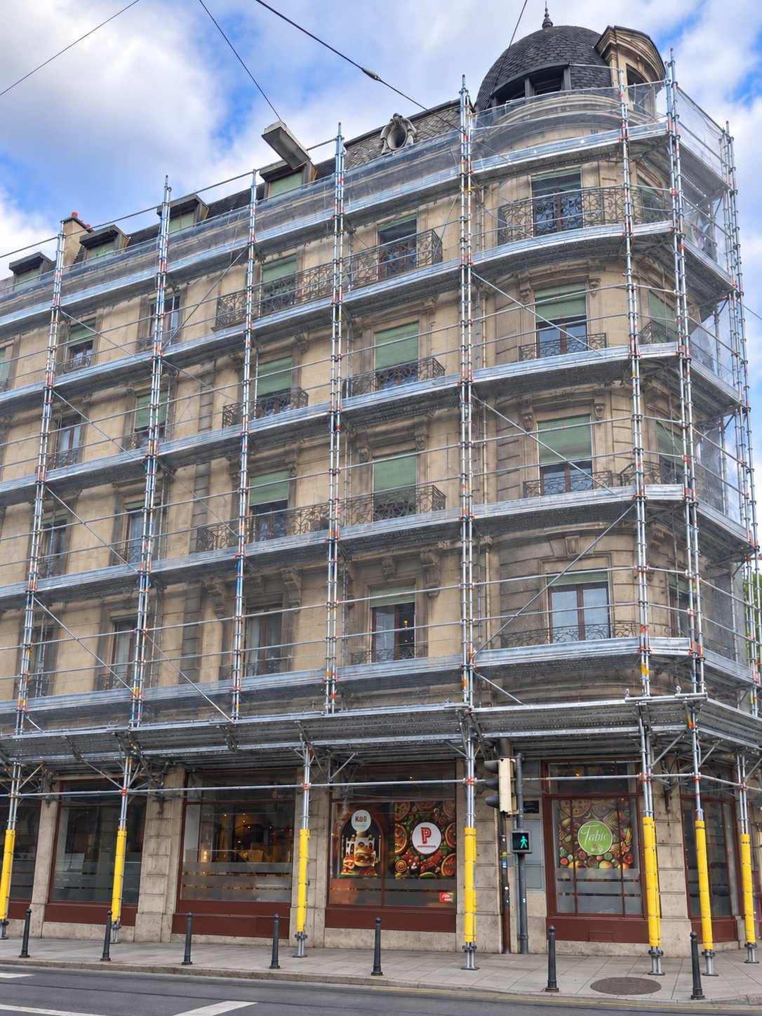 Immeuble de style classique entièrement échafaudé par FIX Echafaudages SA