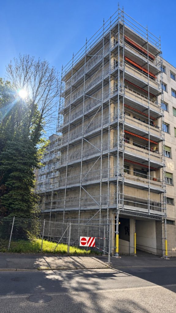 Tour d'échafaudage montée le long d'un immeuble d'habitation